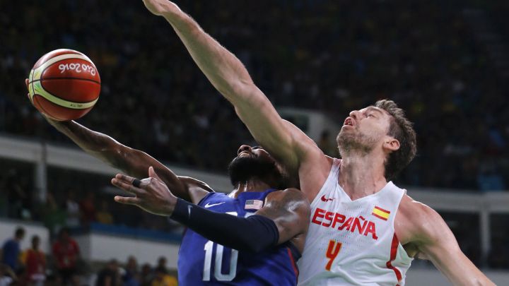 epa05499907 Kyrie Irving (L) of the USA and Pau Gasol of Spain in action during the men's semifinal basketball game of the Rio 2016 Olympic Games between Spain and the USA at the Carioca Arena 1 in the Olympic Park in Rio de Janeiro, Brazil, 19 August 2016.  EPA/JORGE ZAPATA