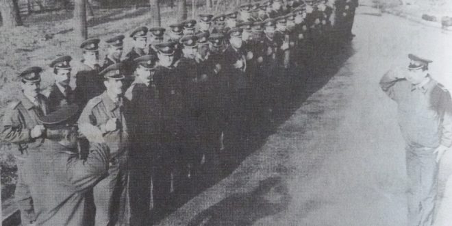 postrojavanje-pripadnika-stanice-javne-bezbjednosti-kakanj-druga-polovina-1994-godine-1-660x330